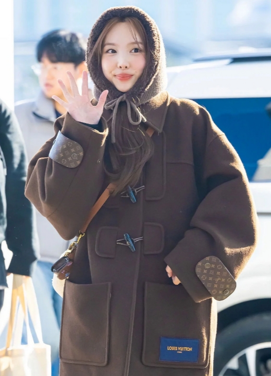 首尔气温骤降,林娜琏的机场穿搭却让人倍感温暖.