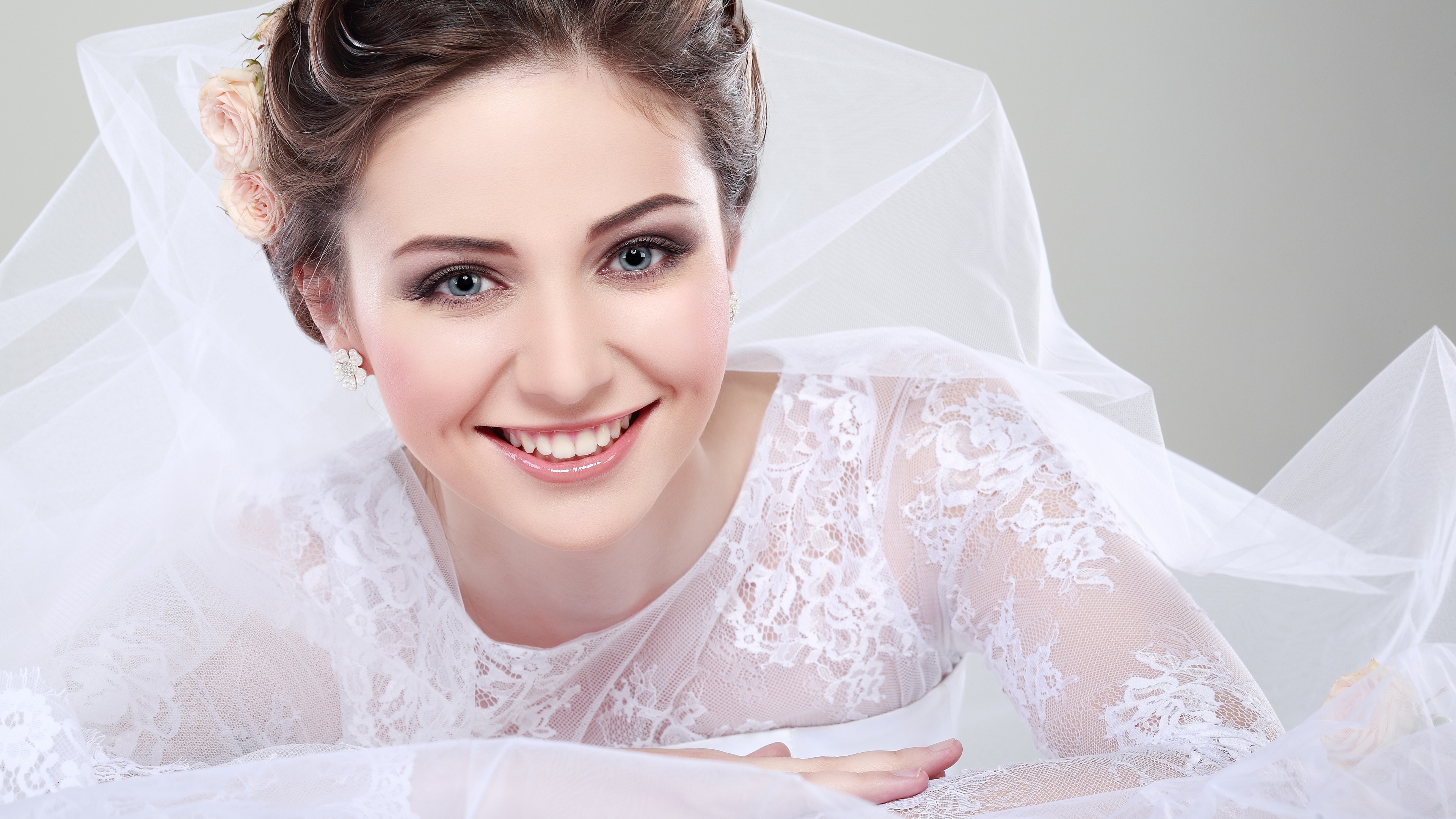 快乐与悲伤都是自然的情感,我们应该允许它们经过,而不是否定自己.