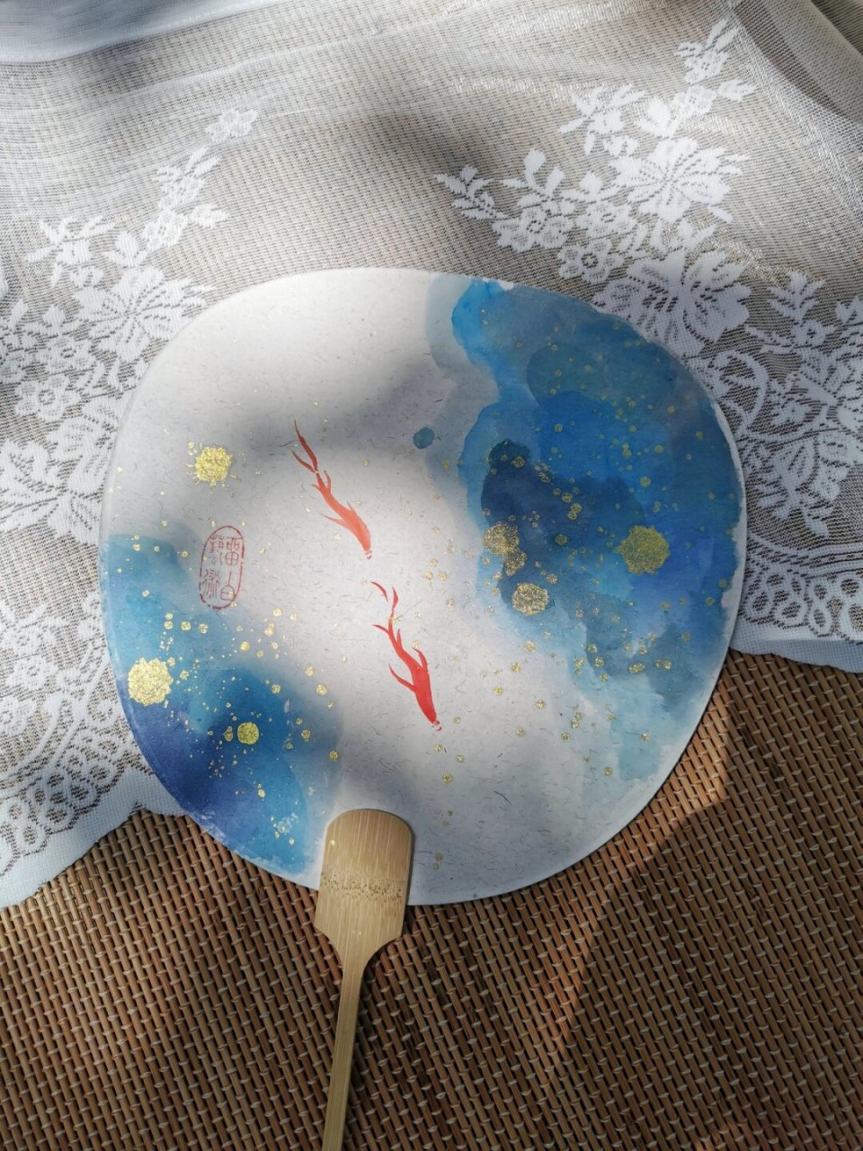 这个团扇的一面是金色的银河,看上去就像星空