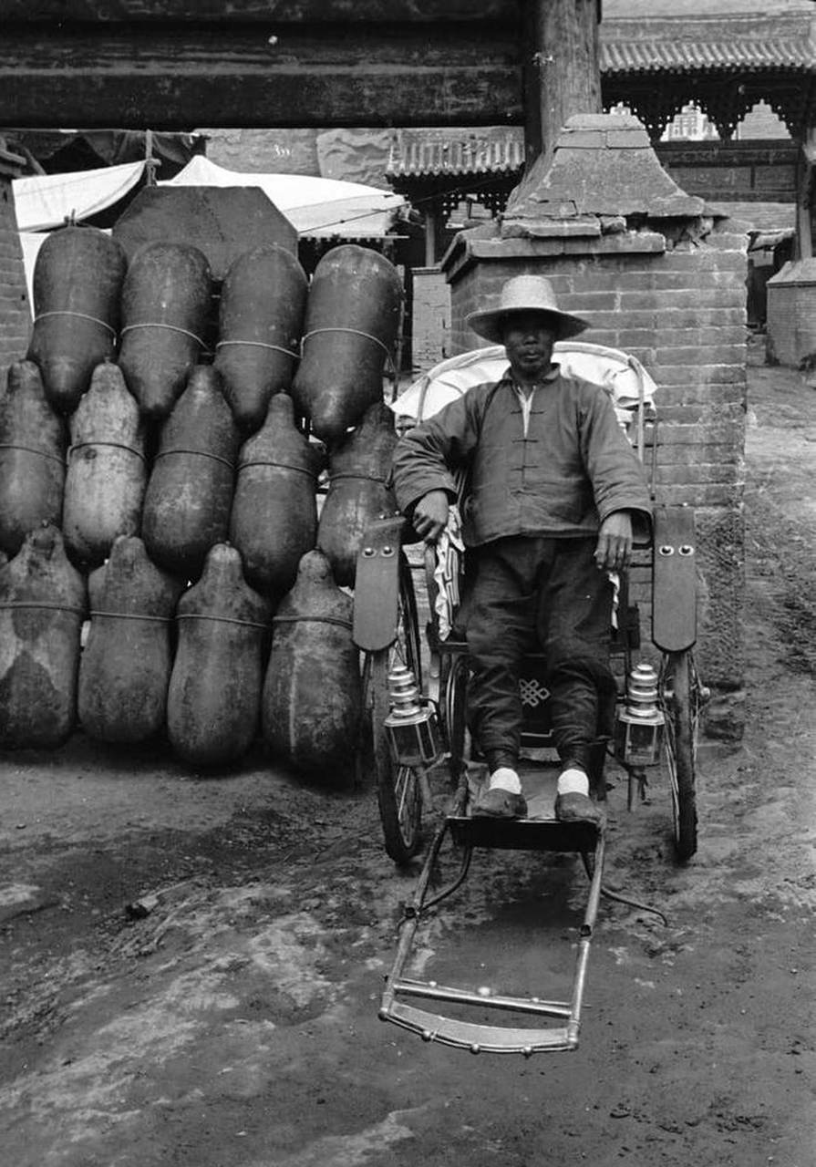 1933或1934年,甘肃兰州,人们在制作牛皮筏子(或羊皮筏子).