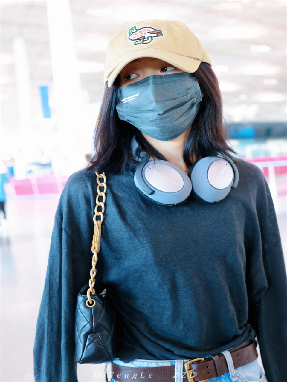 张子枫式穿搭  张子枫低调现身机场.