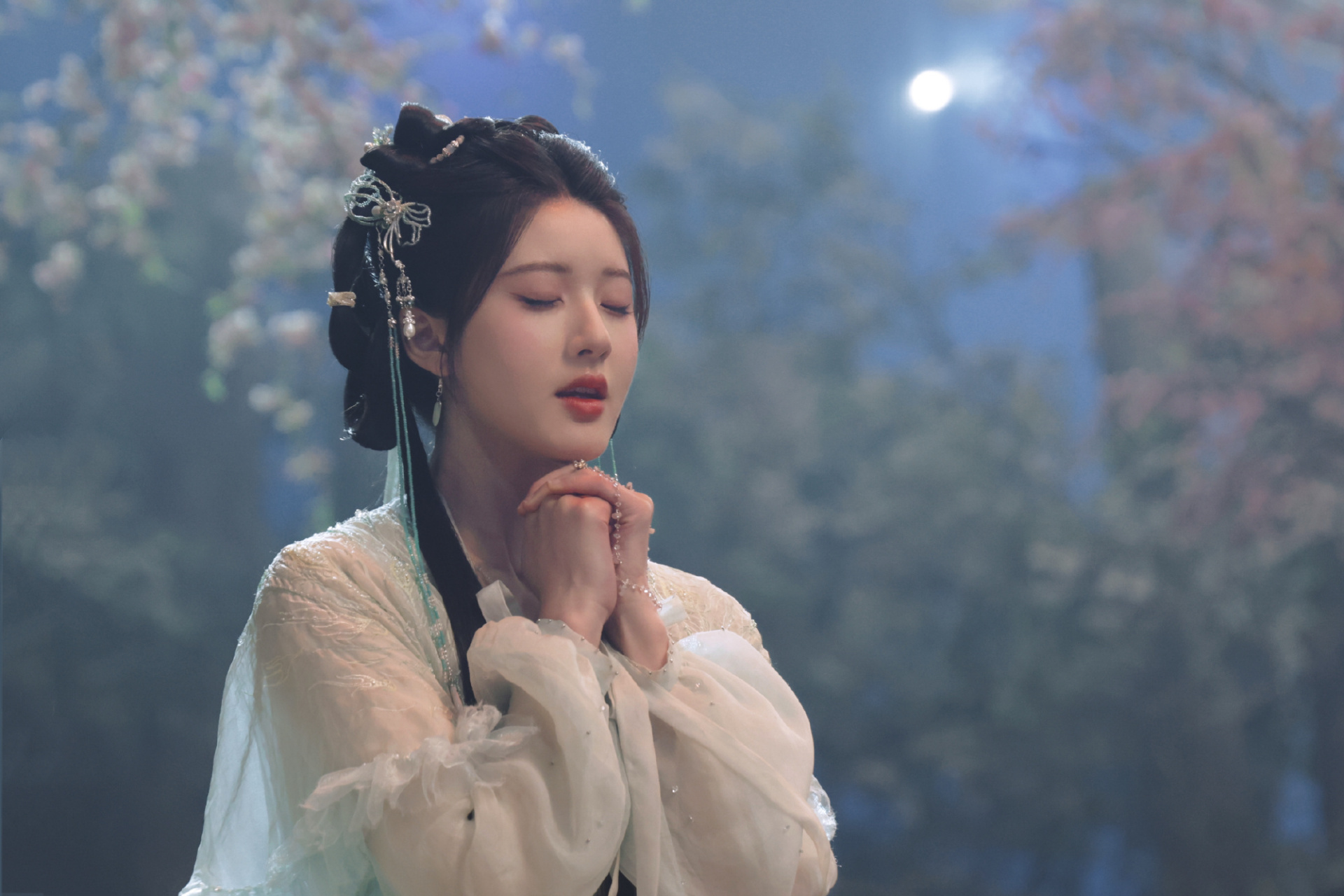 赵露思的古装剧照惊艳亮相,梳少女发髻尽显娇俏,穿薄纱古装更显柔美.