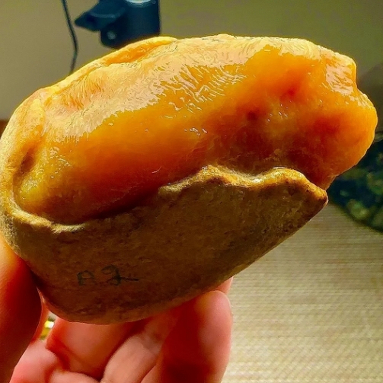 点击头像看直播# #翡翠原石# 大马坎冰黄翡 220克 品相好,料子油星靠