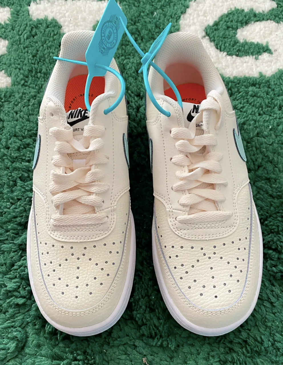 这双nike court vision板鞋以米色和白色为主,配有浅蓝色,简直太适合