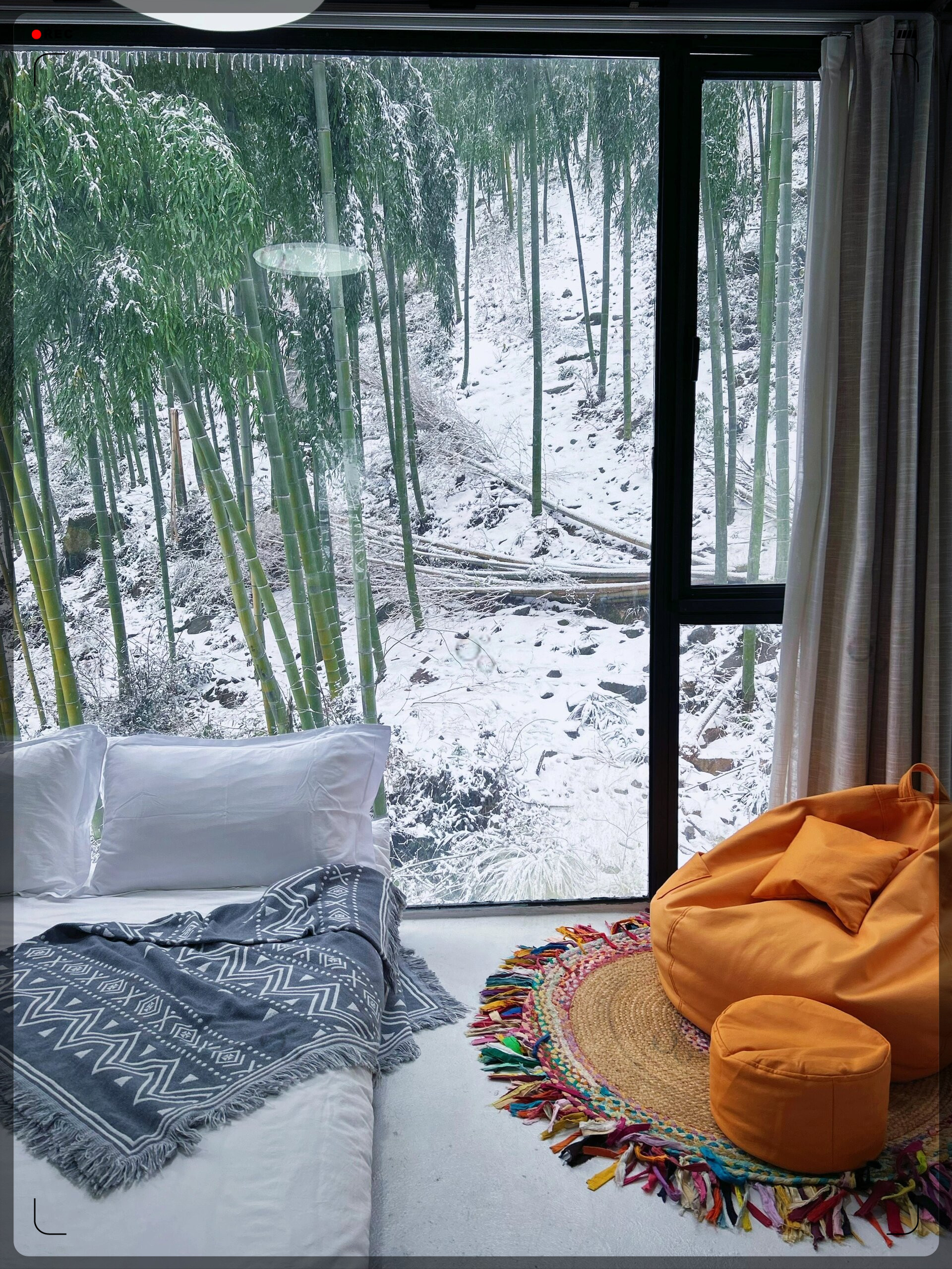 你是否想过 在温暖的民宿里躺在榻榻米上 看着窗外的雪景喝着热茶