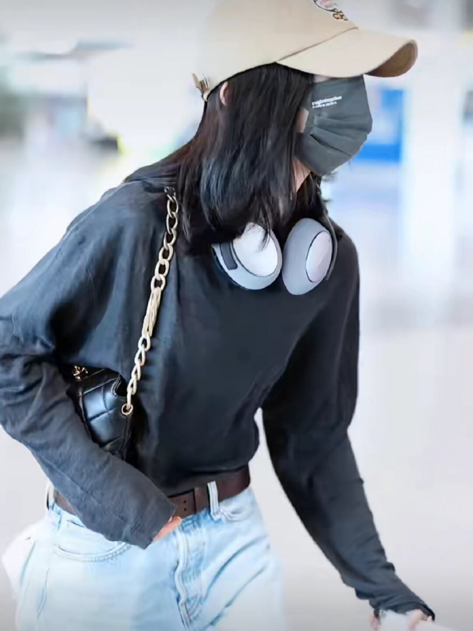 张子枫式穿搭  张子枫低调现身机场.