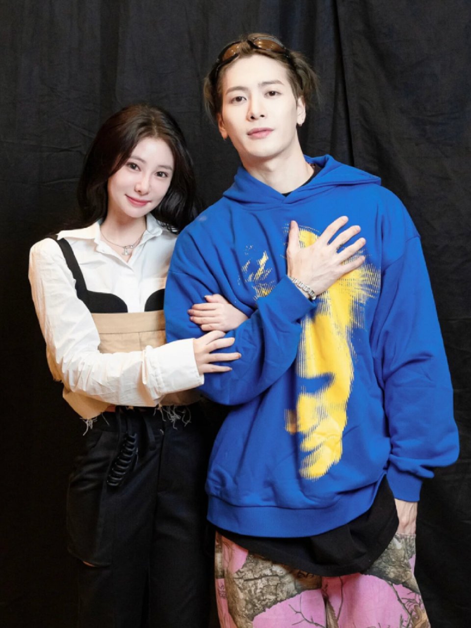 王嘉尔与女朋友手牵手合照? 这是真的吗?