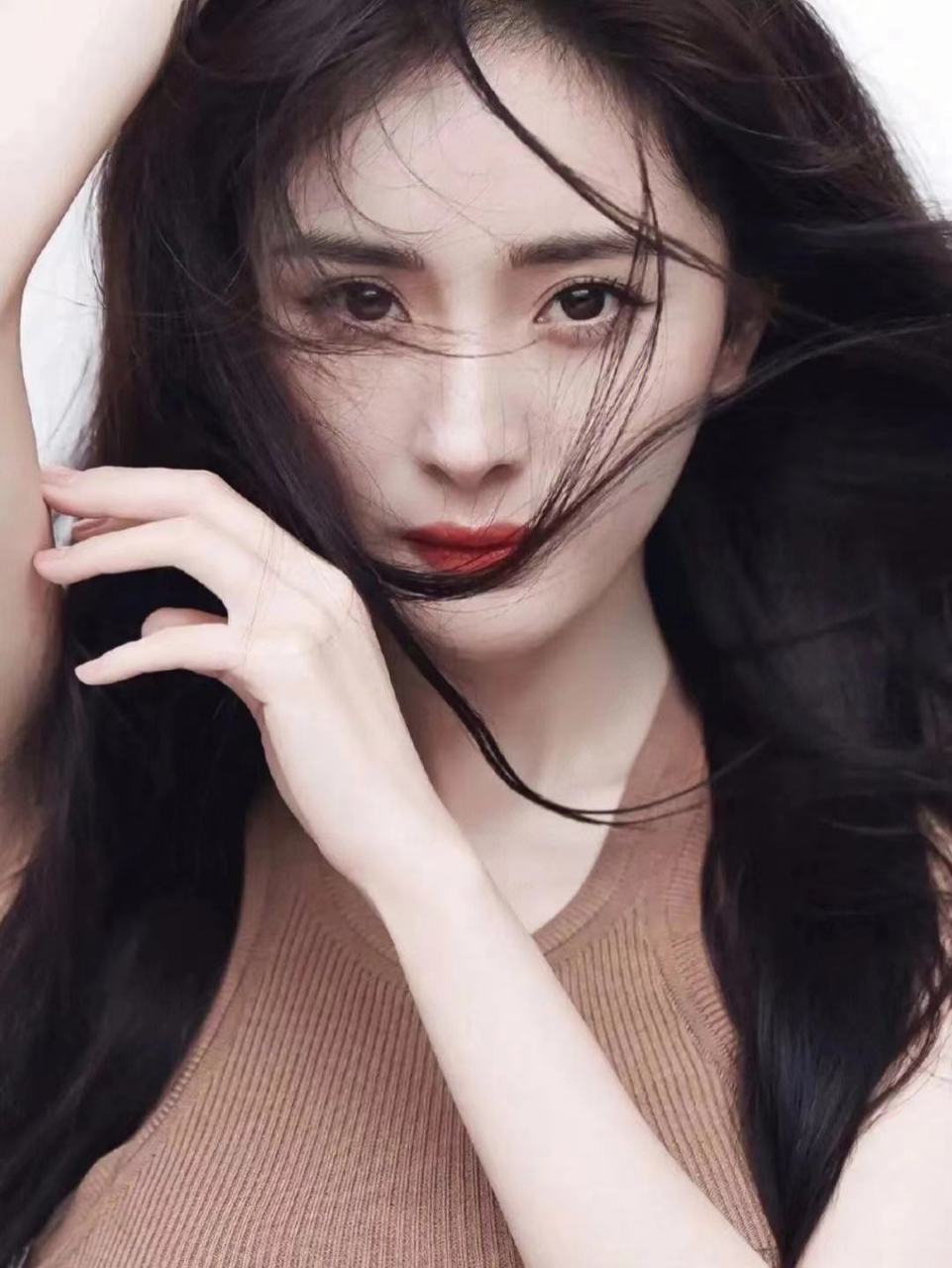 杨幂在一档节目中自嘲说:"我们家所有考不上清华大学的孩子都被视为