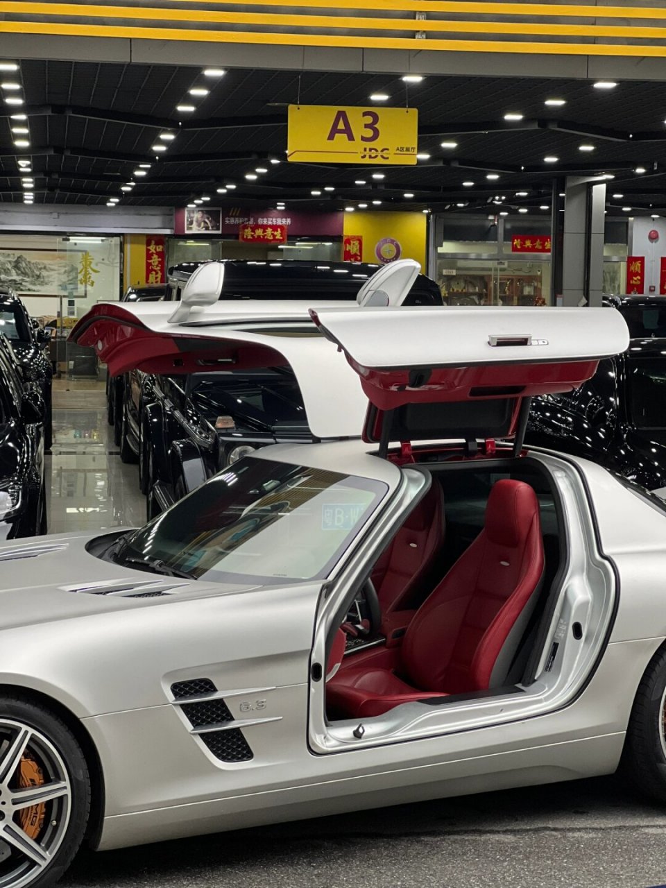 奔驰sls 硬通货 奔驰sls amg,这款超级跑车以其独特的鸥翼式车门设计