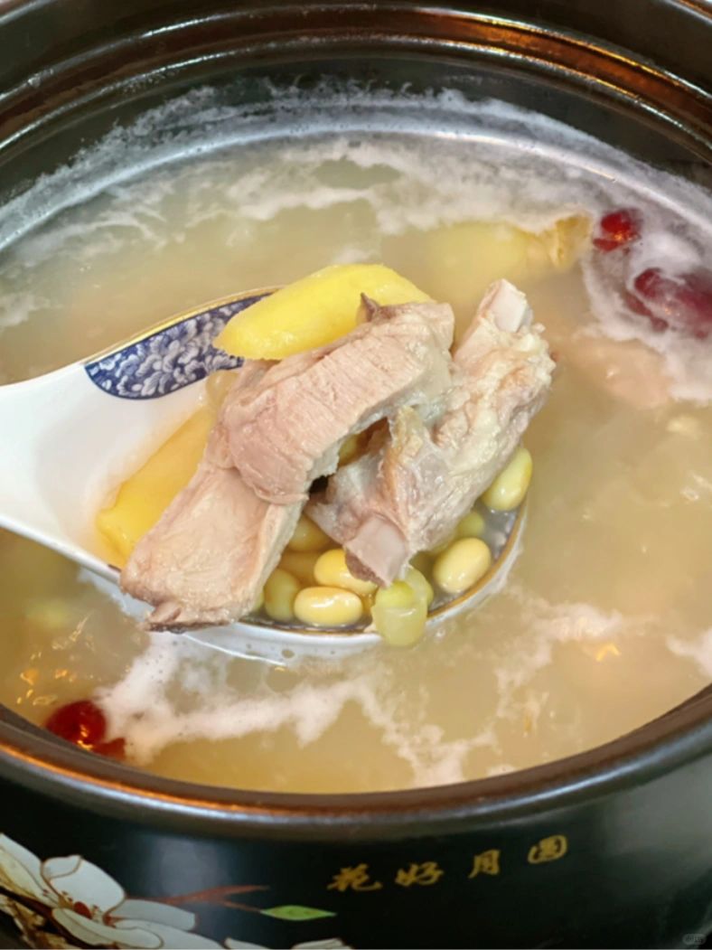 夏季冬瓜黄豆排骨汤  简介:  这道冬瓜黄豆排骨汤是夏季补钙减脂的