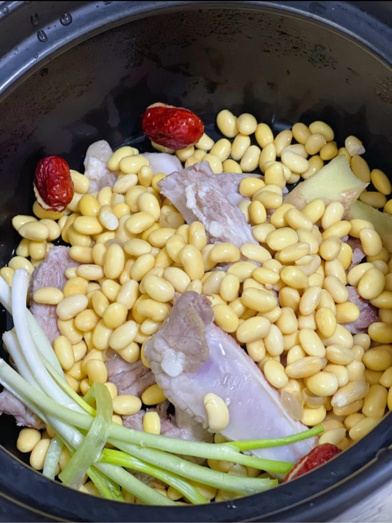 夏季冬瓜黄豆排骨汤  简介:  这道冬瓜黄豆排骨汤是夏季补钙减脂的