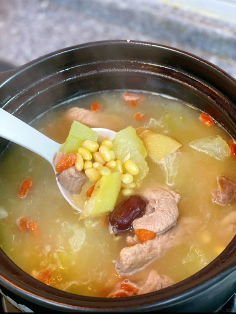 夏季冬瓜黄豆排骨汤  简介:  这道冬瓜黄豆排骨汤是夏季补钙减脂的