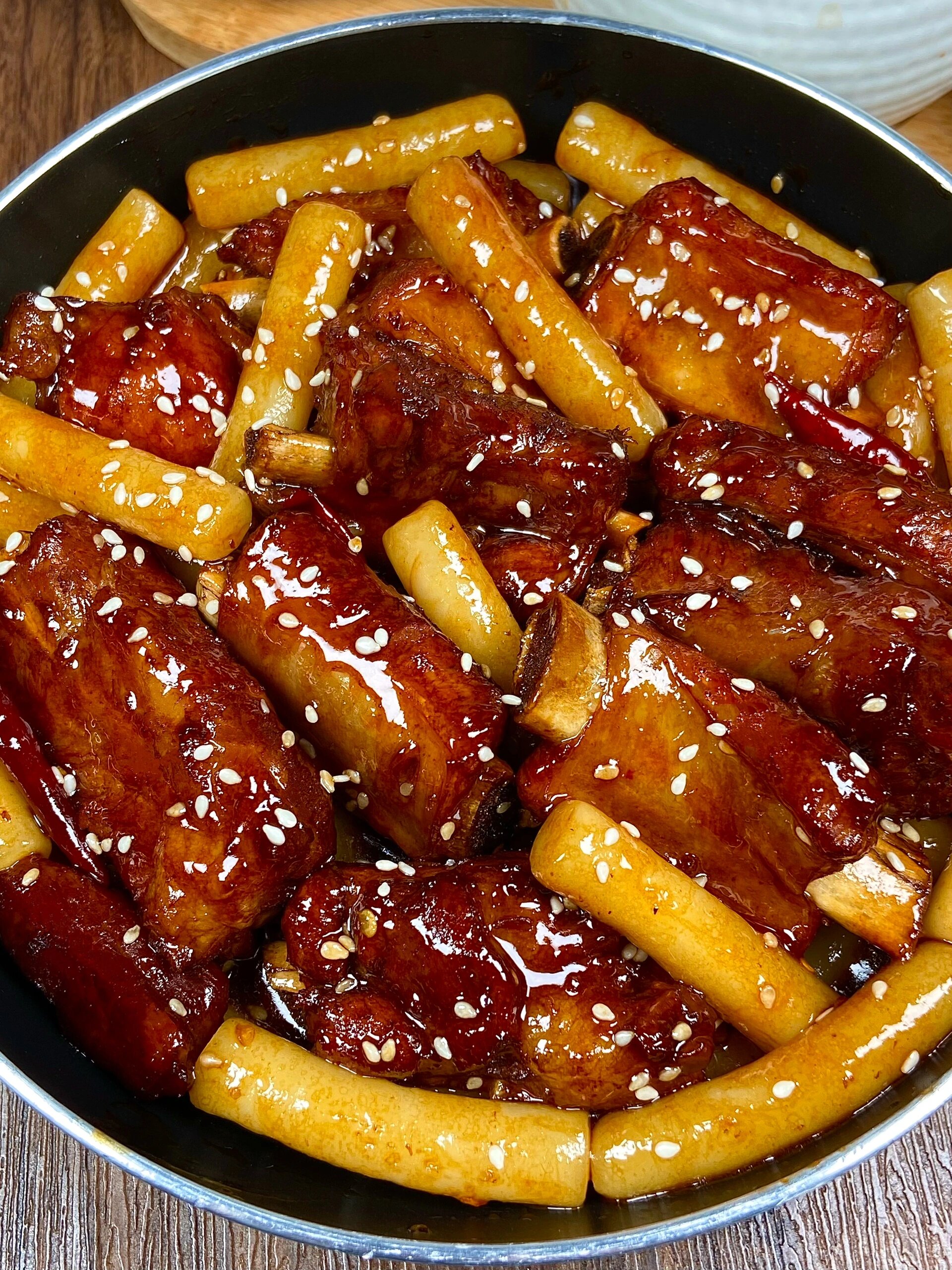 首先,精心挑选新鲜的排骨,将其切成均匀的小段,用清水