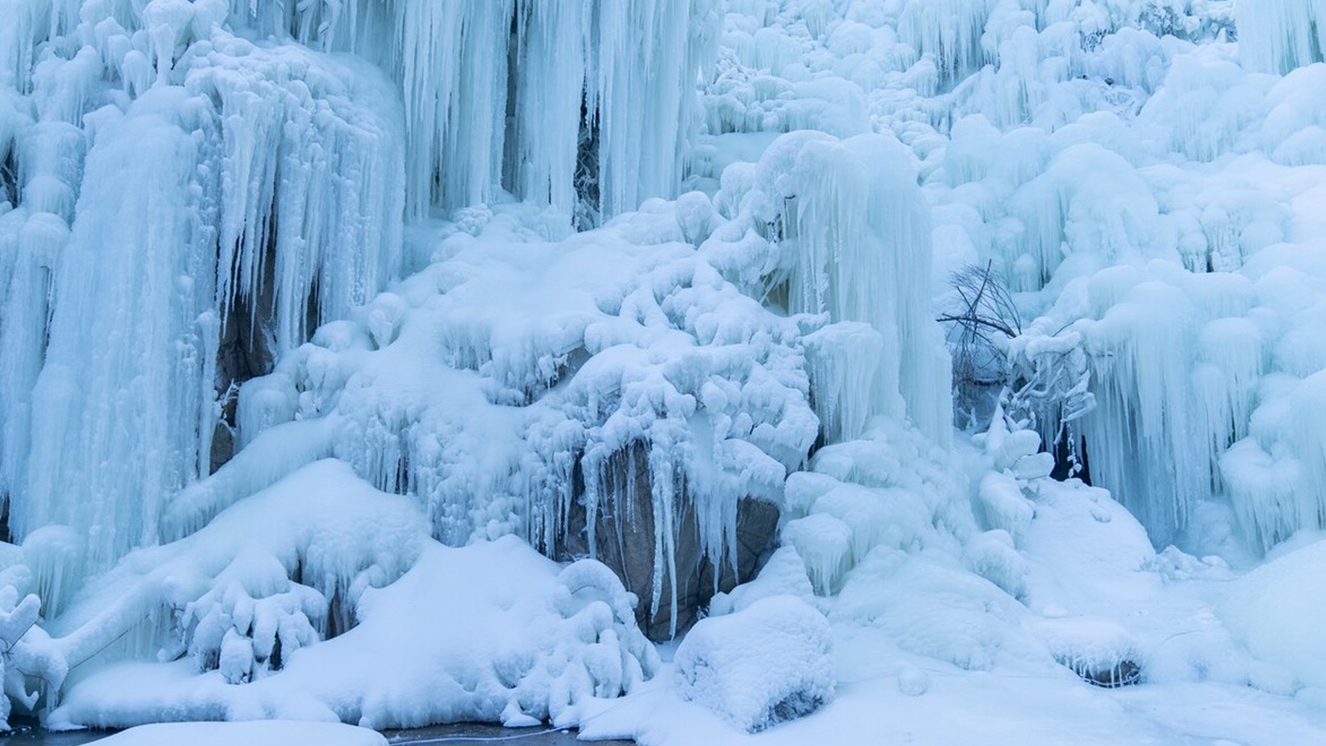 连续的低温天气, 一场大雪过后,济南九如山文艺小镇内,厚厚的积雪覆盖