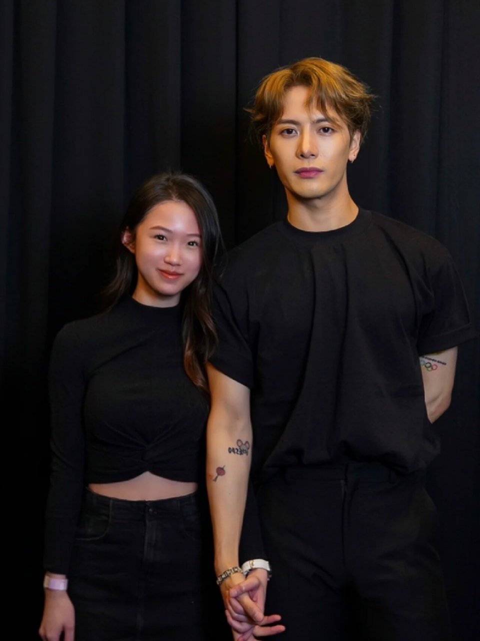 王嘉尔与女朋友手牵手合照? 这是真的吗?