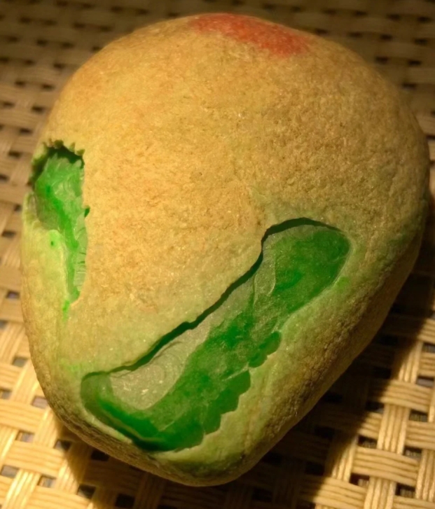 点击头像看直播# #翡翠原石# 117克南齐开窗色料,三面开窗,满色毕现