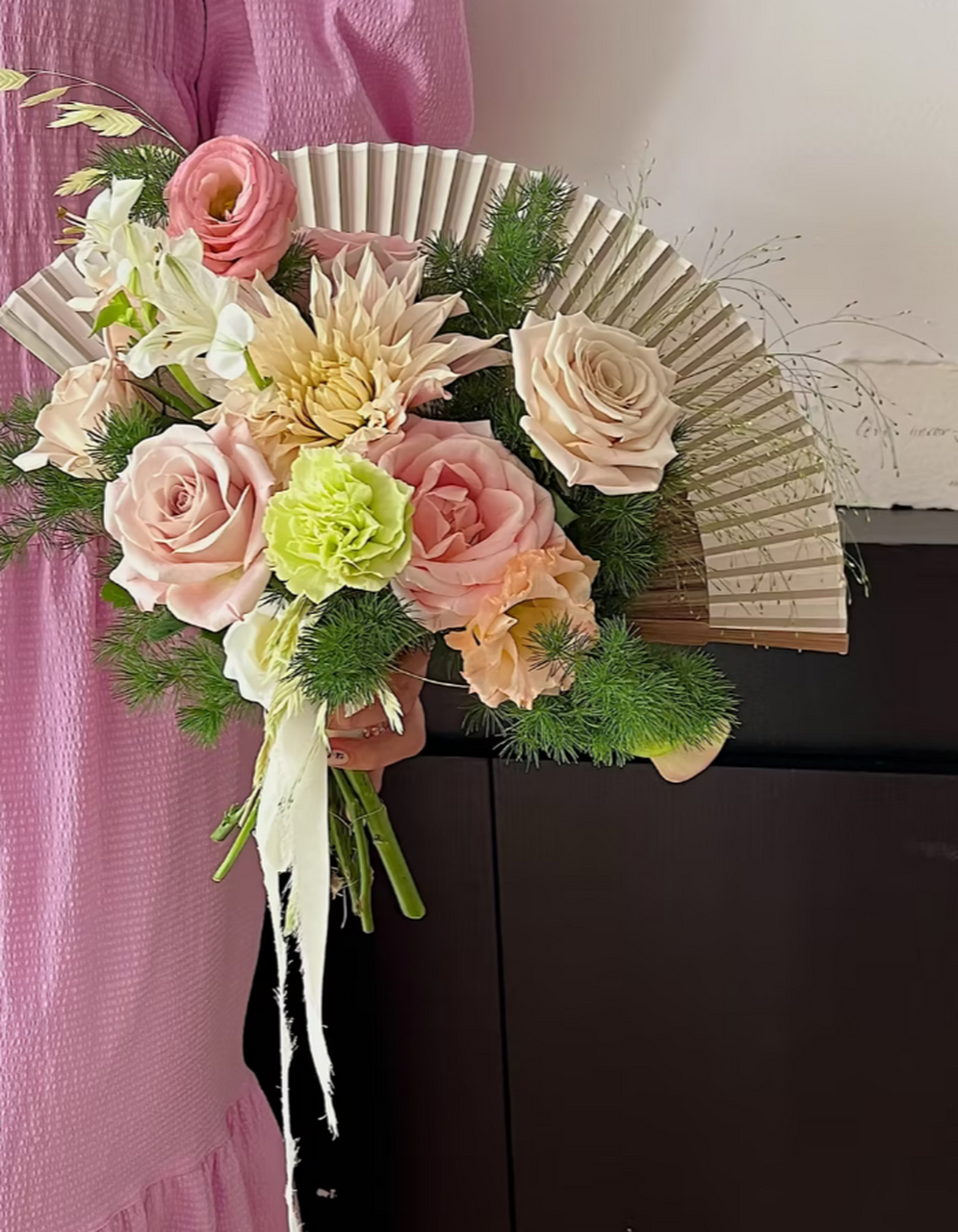 新中式团扇手捧花:古典与现代的完美融合 新中式团扇手捧花,将古典与