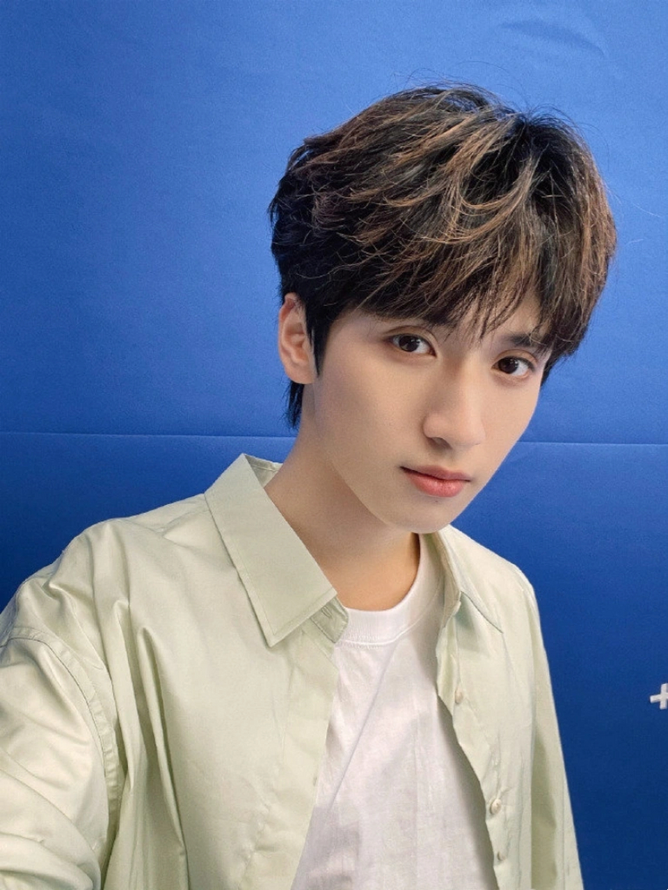 严浩翔贺峻霖恋情传闻 时代峰峻坚决辟谣 时代峰峻旗下的艺人严浩翔和