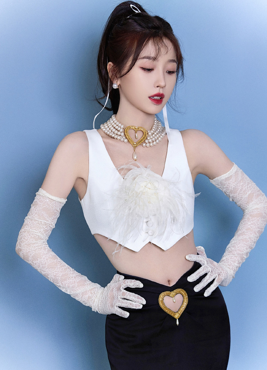 虞书欣心形镂空裙出席《非诚勿扰3》首映礼,这个造型好漂亮!