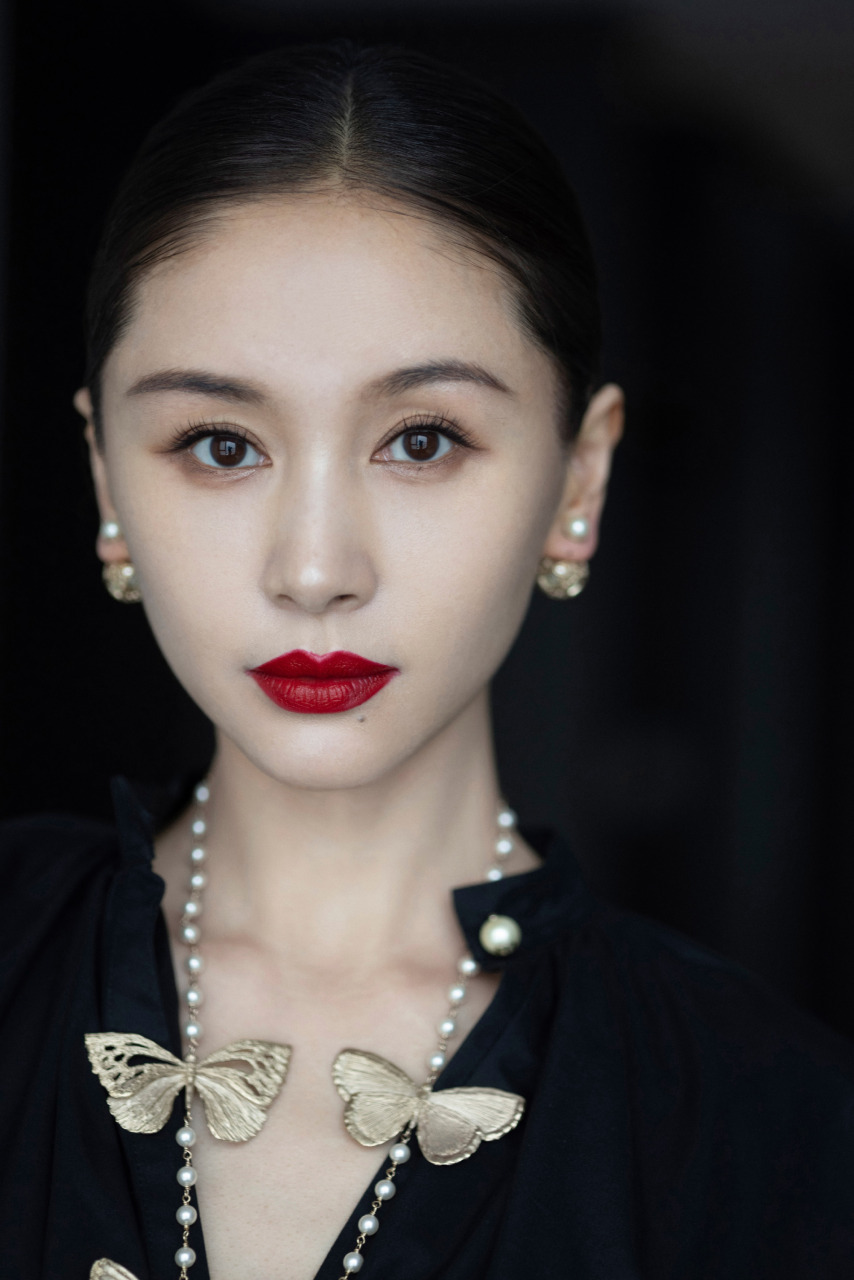 王子文一组美照,她身穿黑色薄纱裙,展现出优雅与性感并存的气质.