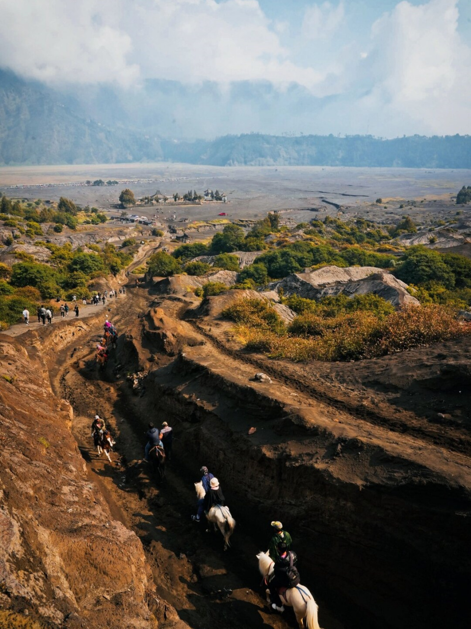 bromo火山来啦  在印尼的东爪哇省,有一座独特的火山——bromo火山.