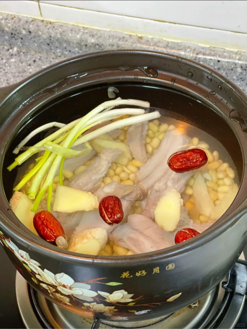 夏季冬瓜黄豆排骨汤  简介:  这道冬瓜黄豆排骨汤是夏季补钙减脂的