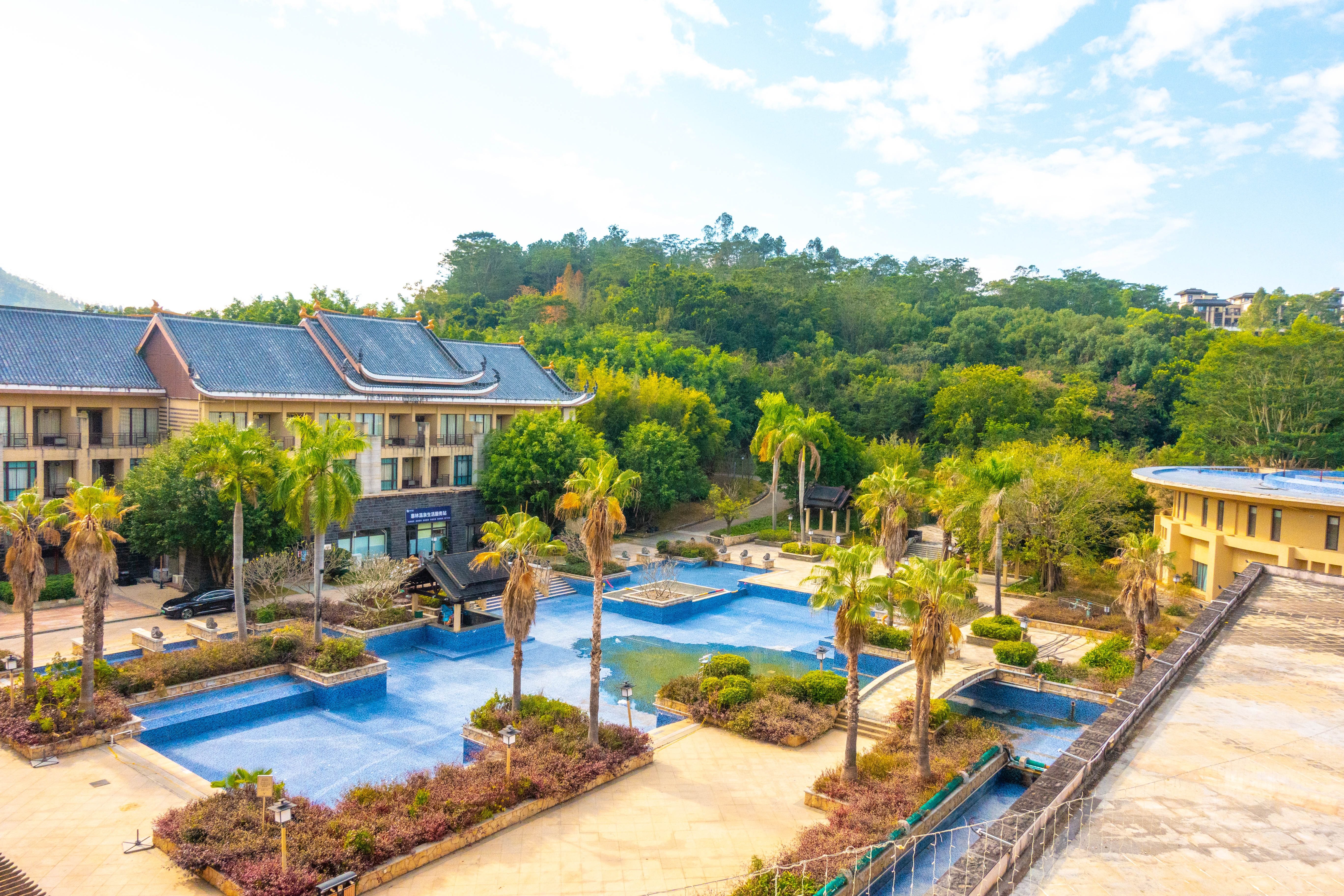 温泉水中富含的矿物质,不仅能驱散冬季的寒意,更能滋养肌肤,强身健体