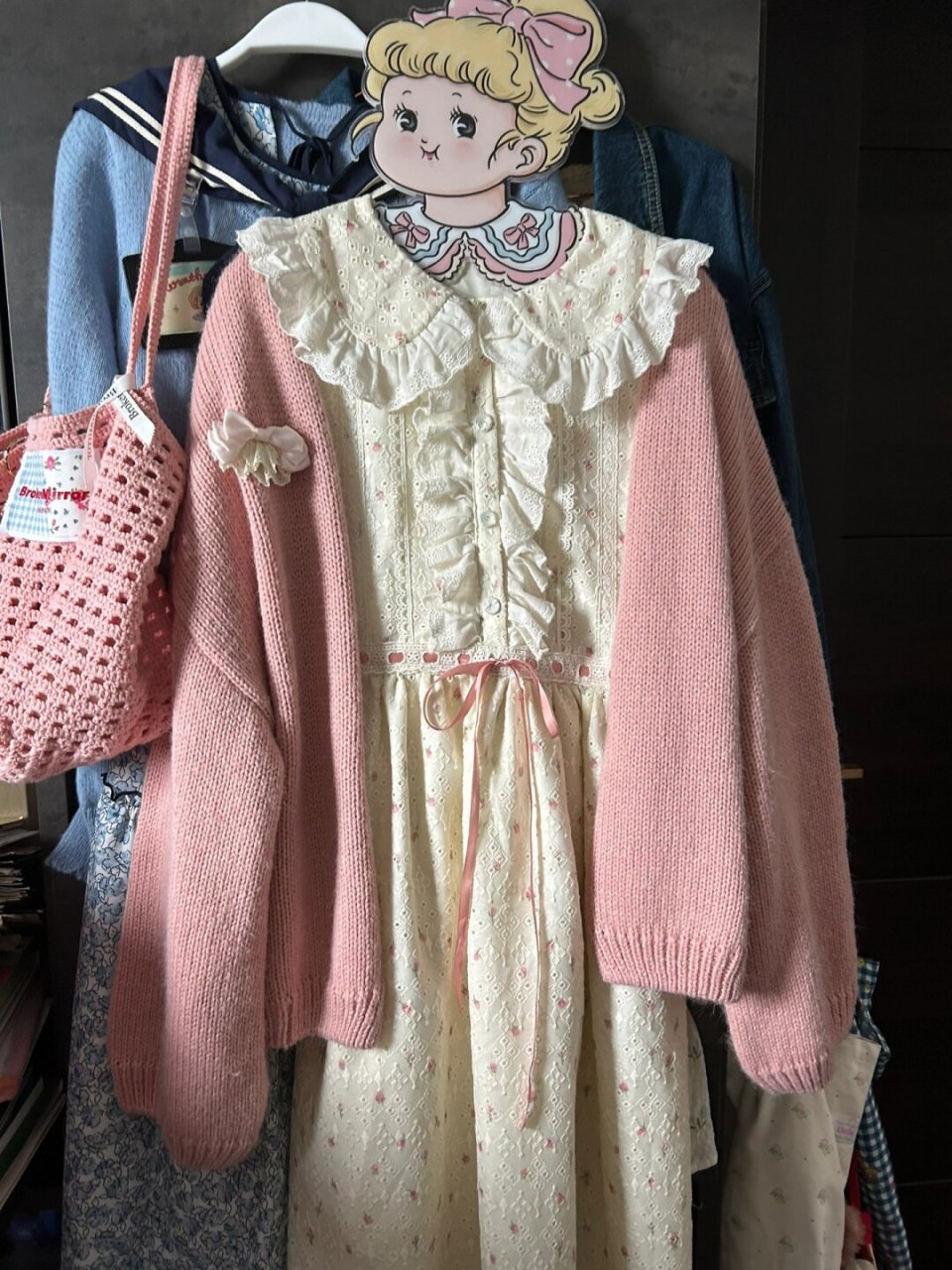 台风天在家整理秋天的衣服…  今天外面的风真的很大,无法出门.