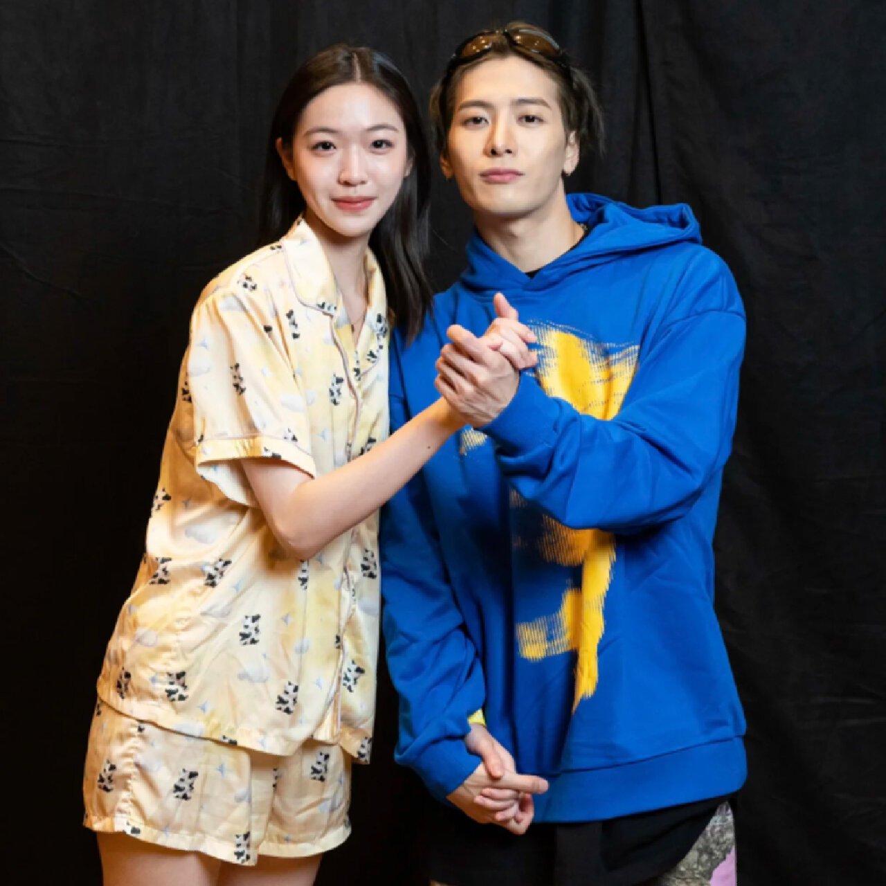 王嘉尔与女朋友手牵手合照? 这是真的吗?