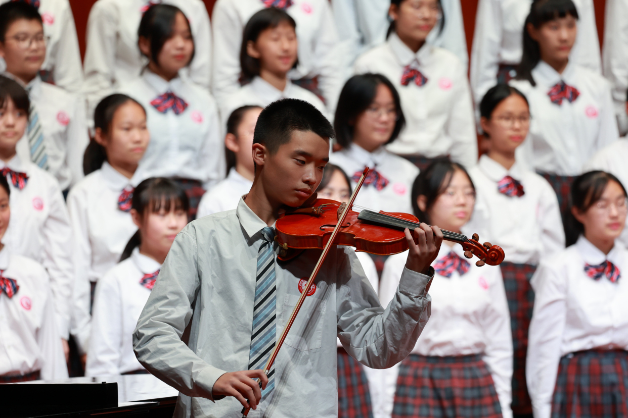 厦门二中校友新年音乐会 厦大厦门校友合唱团唱响《鼓浪屿之波》