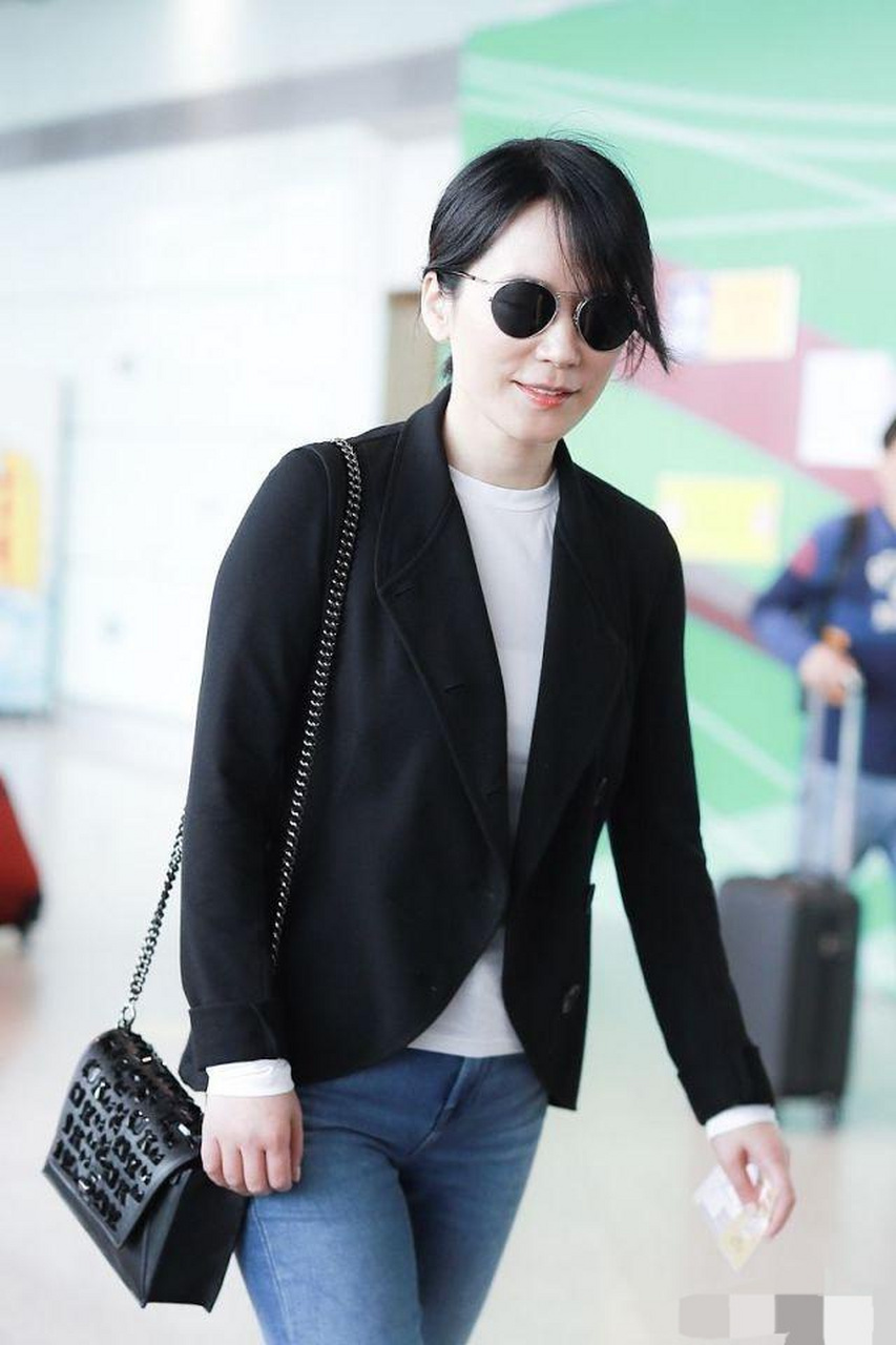 女神俞飞鸿黑色西装搭蓝色牛仔裤的穿戴虽然简单,但也别有一番风韵.