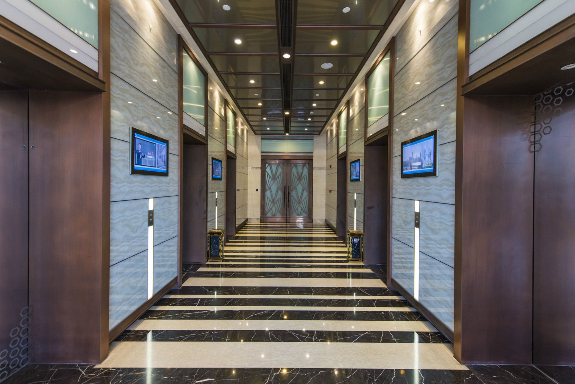 汇京国际广场是一个位于徐汇区虹桥路的综合体项目,包括办公楼,商业