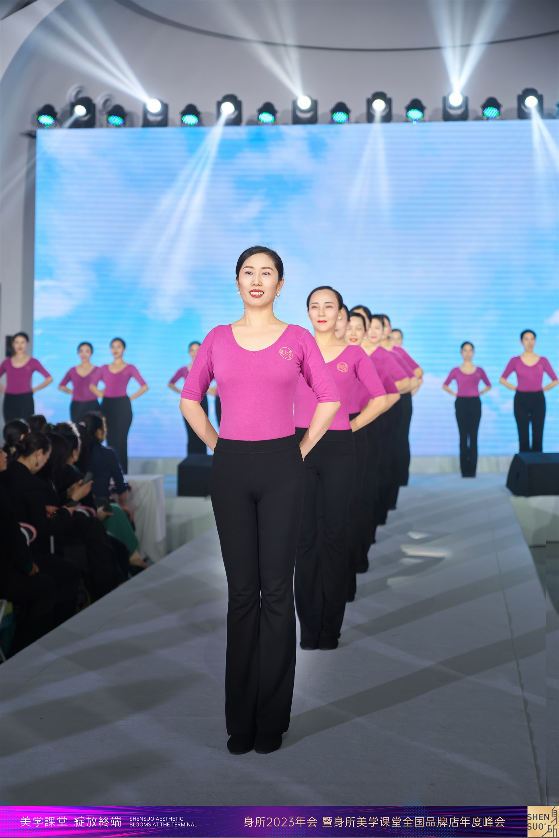 形体优美,亭亭如玉树挺拔 仪态万方,盈盈似梁间飞燕