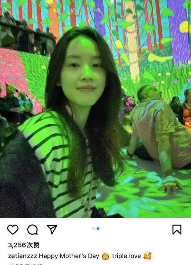 章泽天伦敦带俩娃被偶遇 穿白色羽绒服身型高挑