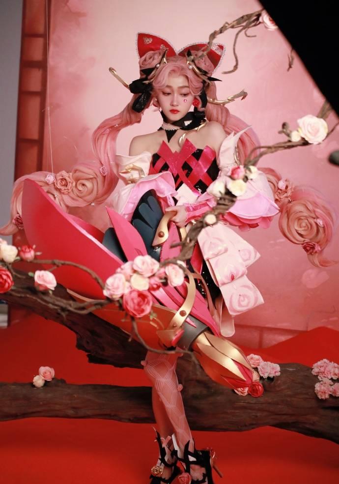 绝美关晓彤cos孙尚香,戴7斤重粉色假发,零修图惊艳亮相