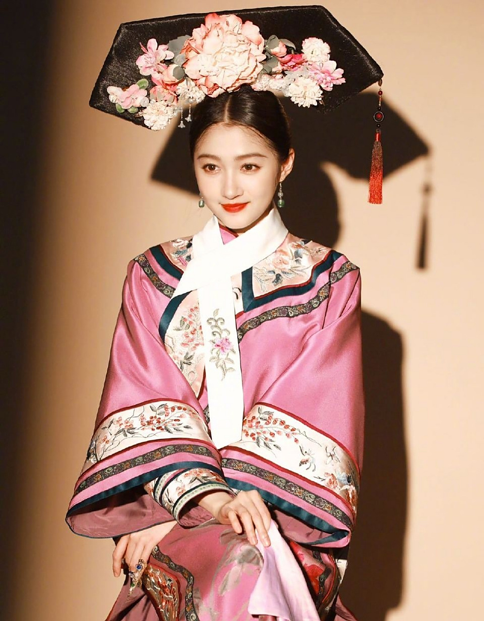 关晓彤一身清宫妆造亮相,释出美照完美拿捏古风韵味!