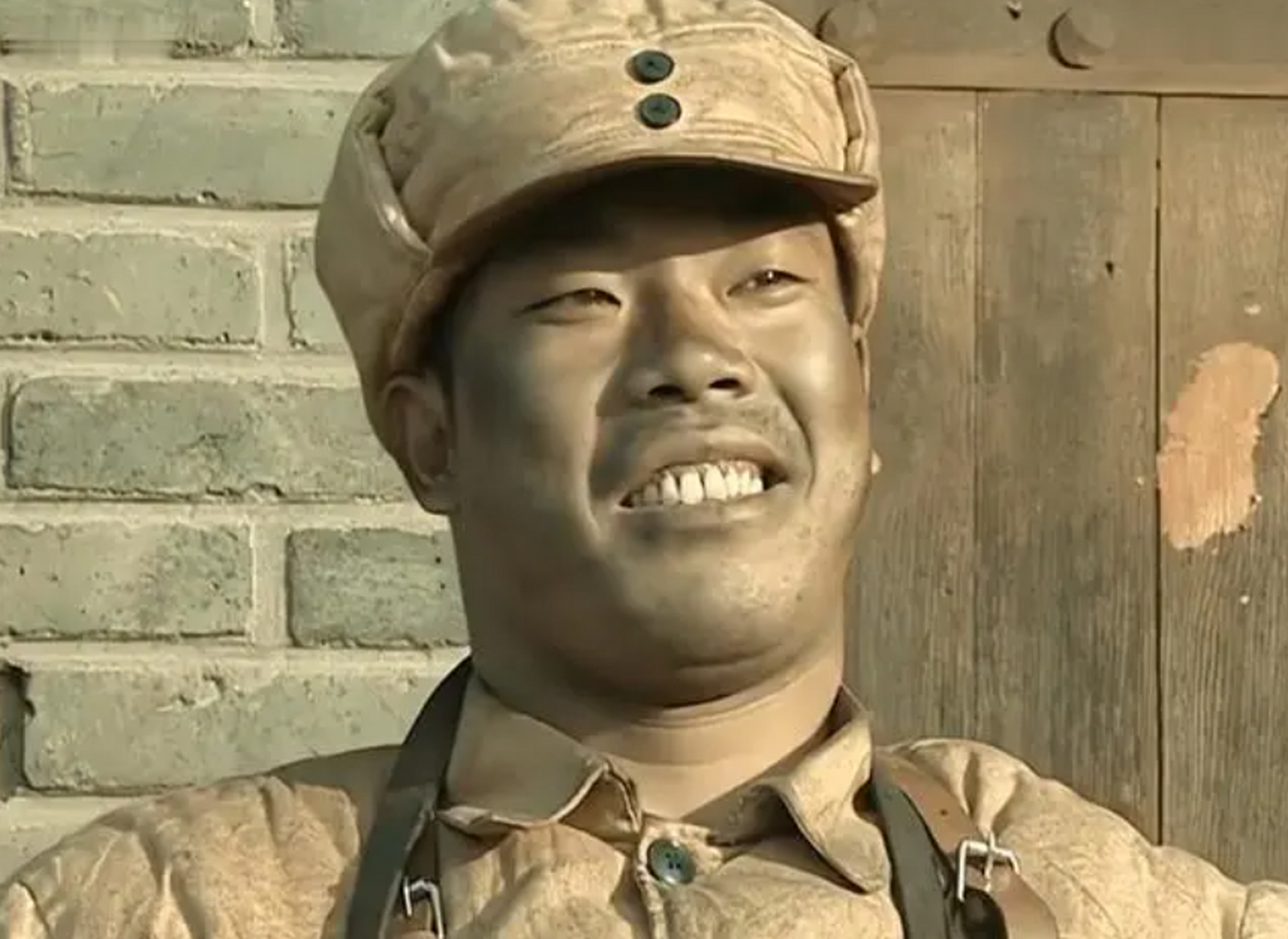 在《亮剑》中,五师师长李栗虽出场时间短,但凭借其强大的气场吸引了