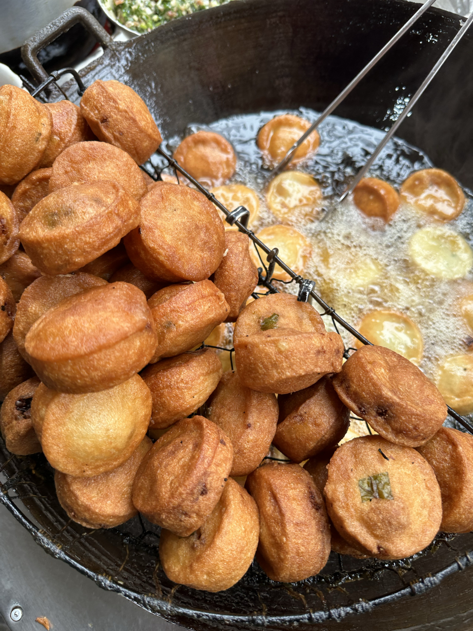 大名鼎鼎的土家汉堡包,也叫油粑粑,油香,油成,是将大米和大豆打成浆