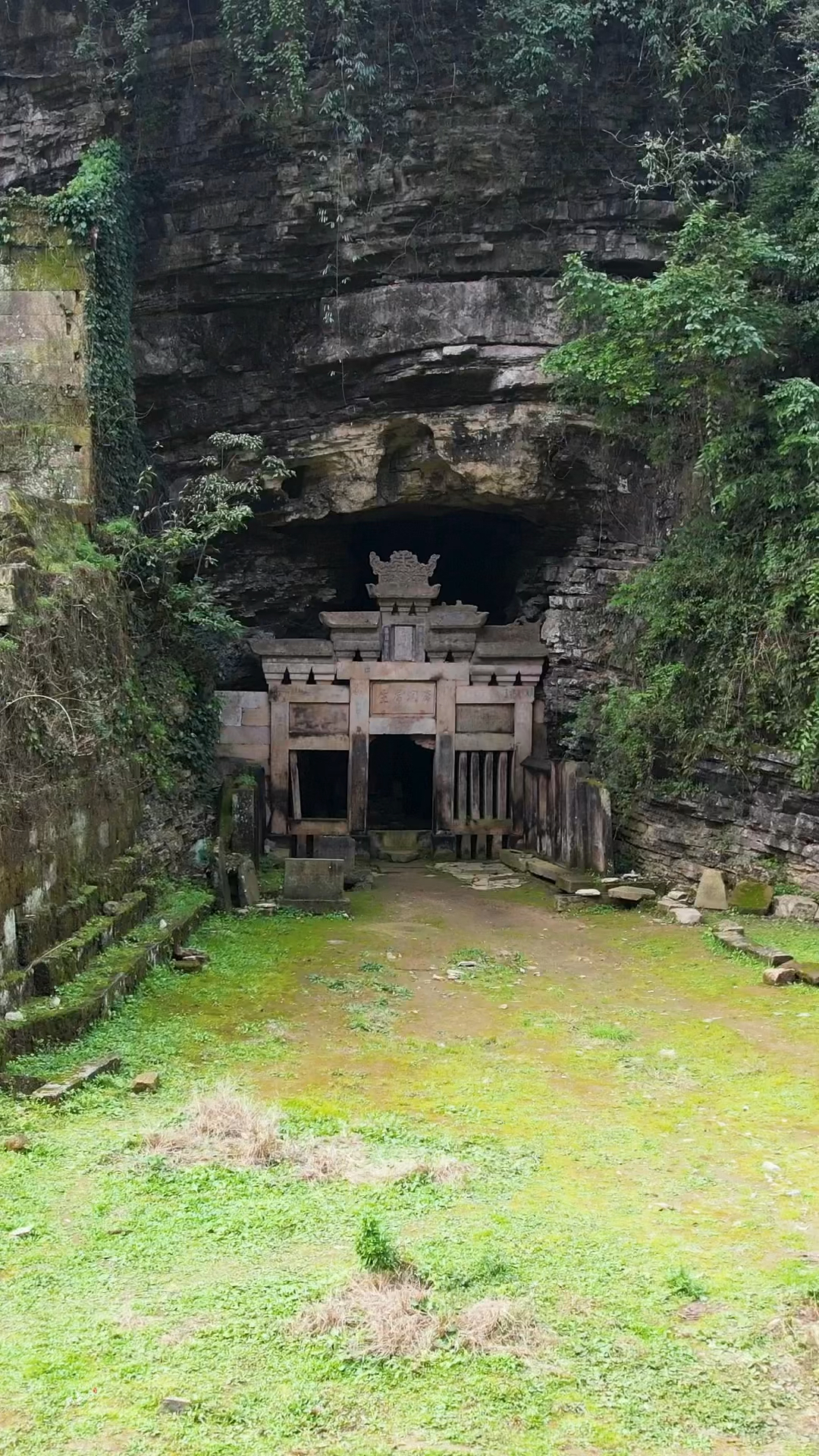 老龙洞,位于四川邻水县,洞口还有一座牌坊,相传洞中有神龙,能驾驭者便