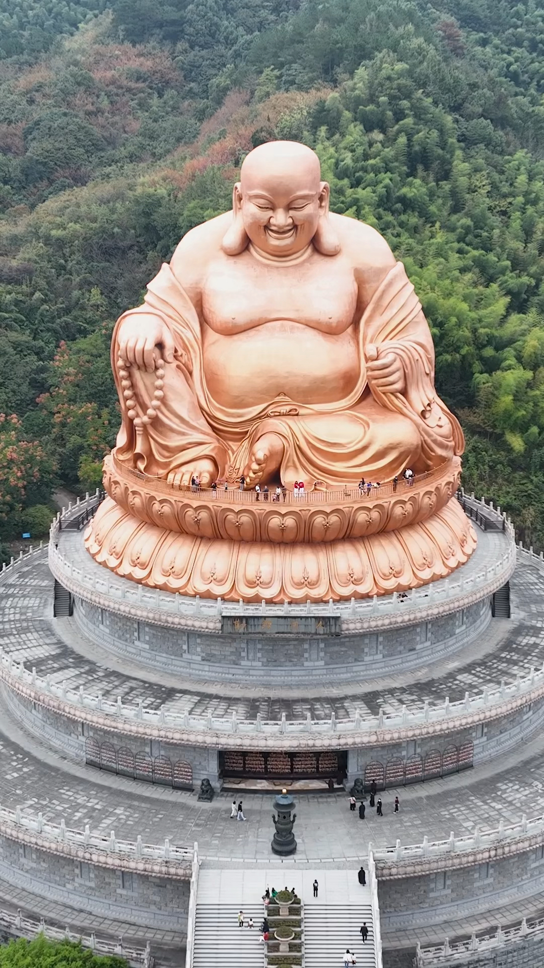 这是世界上最大的弥勒佛铜像,总高56.74米,耗用锡青铜500多吨铸造而成