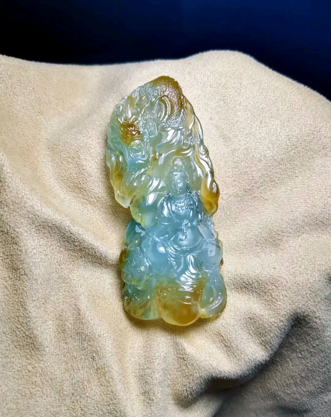 半山半水的大马坎翡翠原石雕刻出带飘花的降龙观音