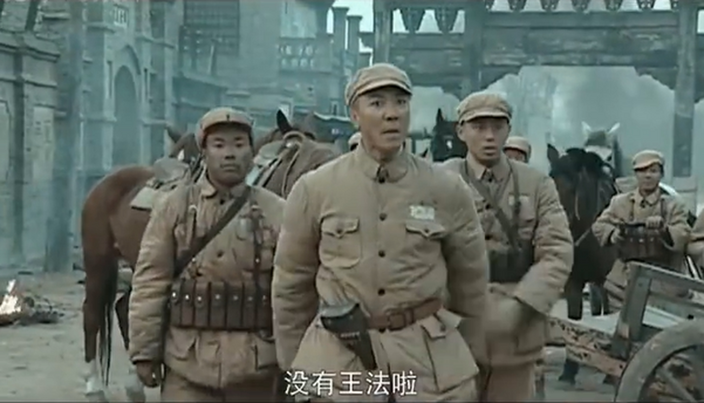 在《亮剑》中,五师师长李栗虽出场时间短,但凭借其强大的气场吸引了