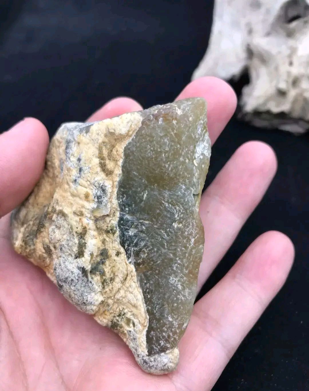 半山半水的大马坎翡翠原石雕刻出带飘花的降龙观音
