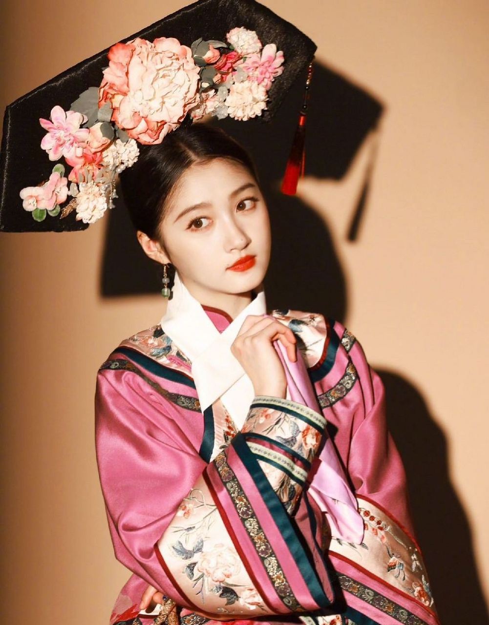 关晓彤一身清宫妆造亮相,释出美照完美拿捏古风韵味!