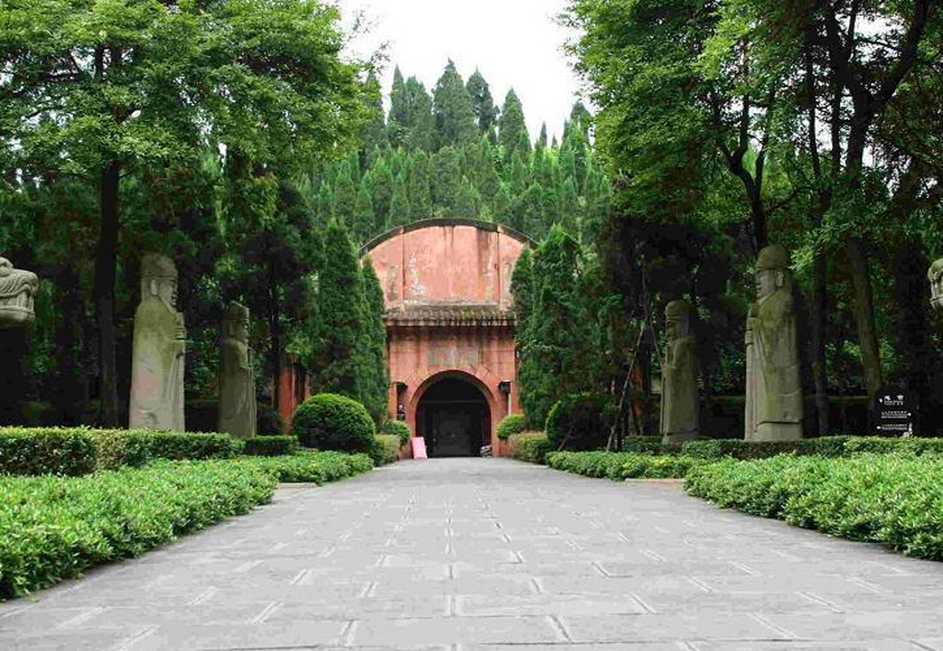 永陵博物馆,位于四川省成都市金牛区永陵路10号,是一座以展示中国古代