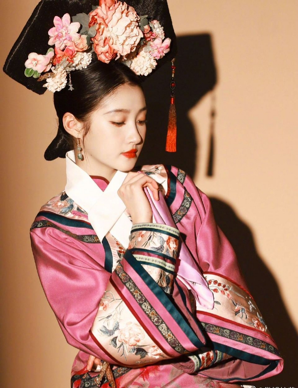 关晓彤一身清宫妆造亮相,释出美照完美拿捏古风韵味!