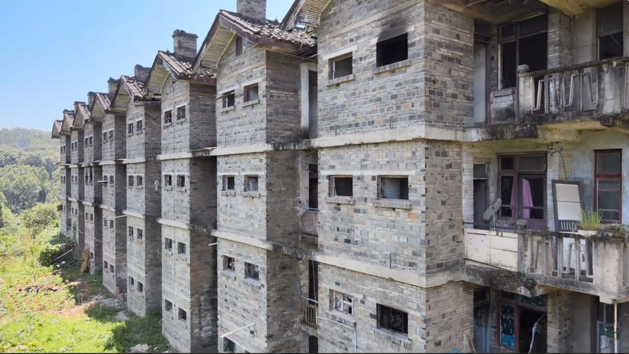 成都近郊废弃的军工城,昔日热闹不输县城,如今搬迁只剩建筑