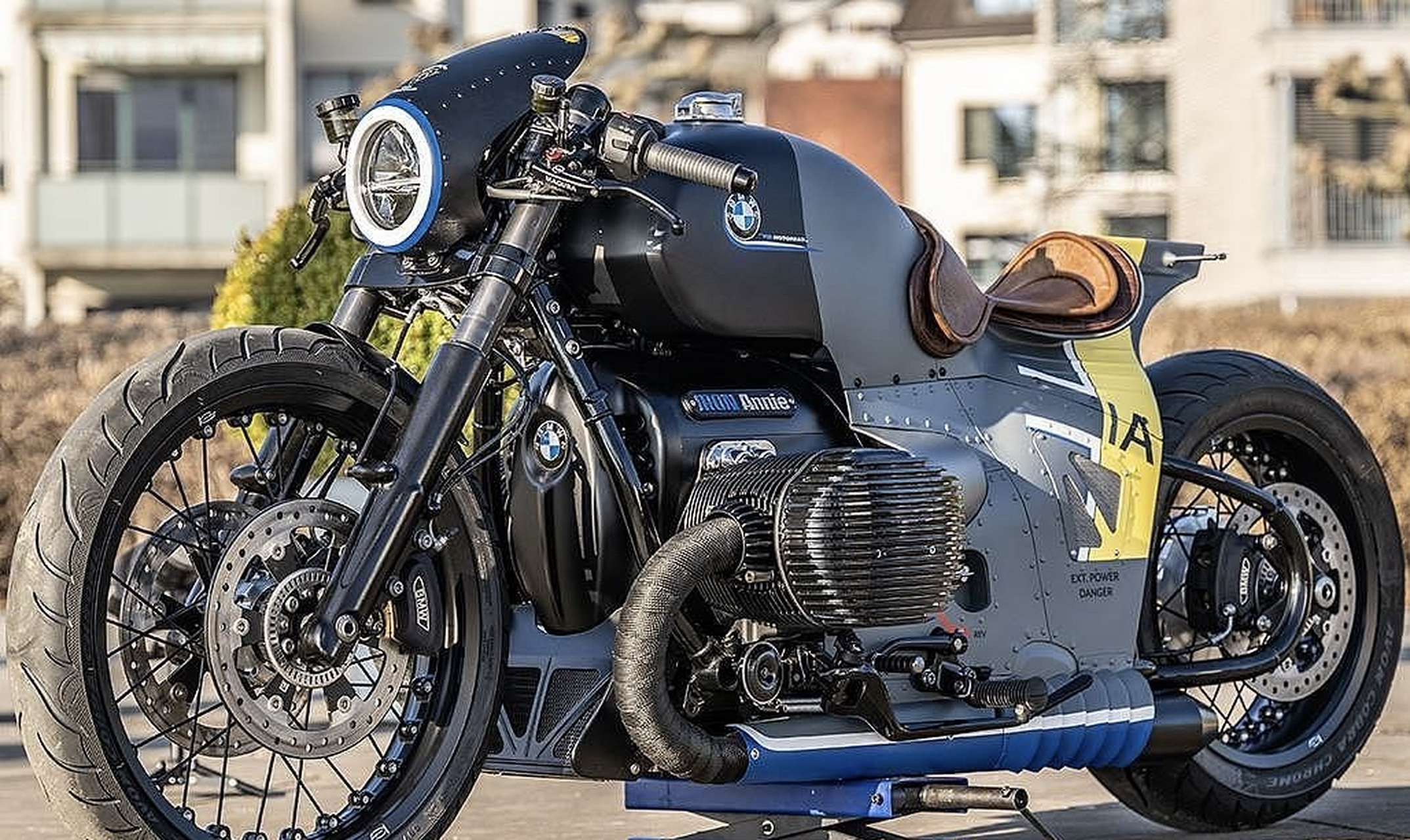 定制 | 两轮"钢铁安妮" 以运输机为灵感的宝马r18改装