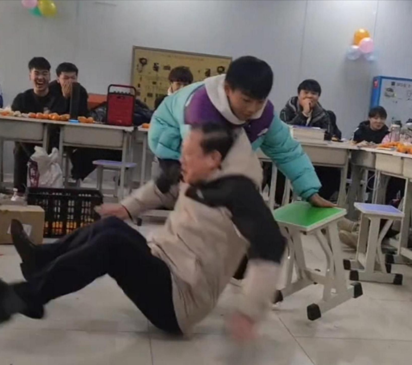 看到一个视频,说河南某学校的一次班级活动中,校长和学生玩抢凳子游戏