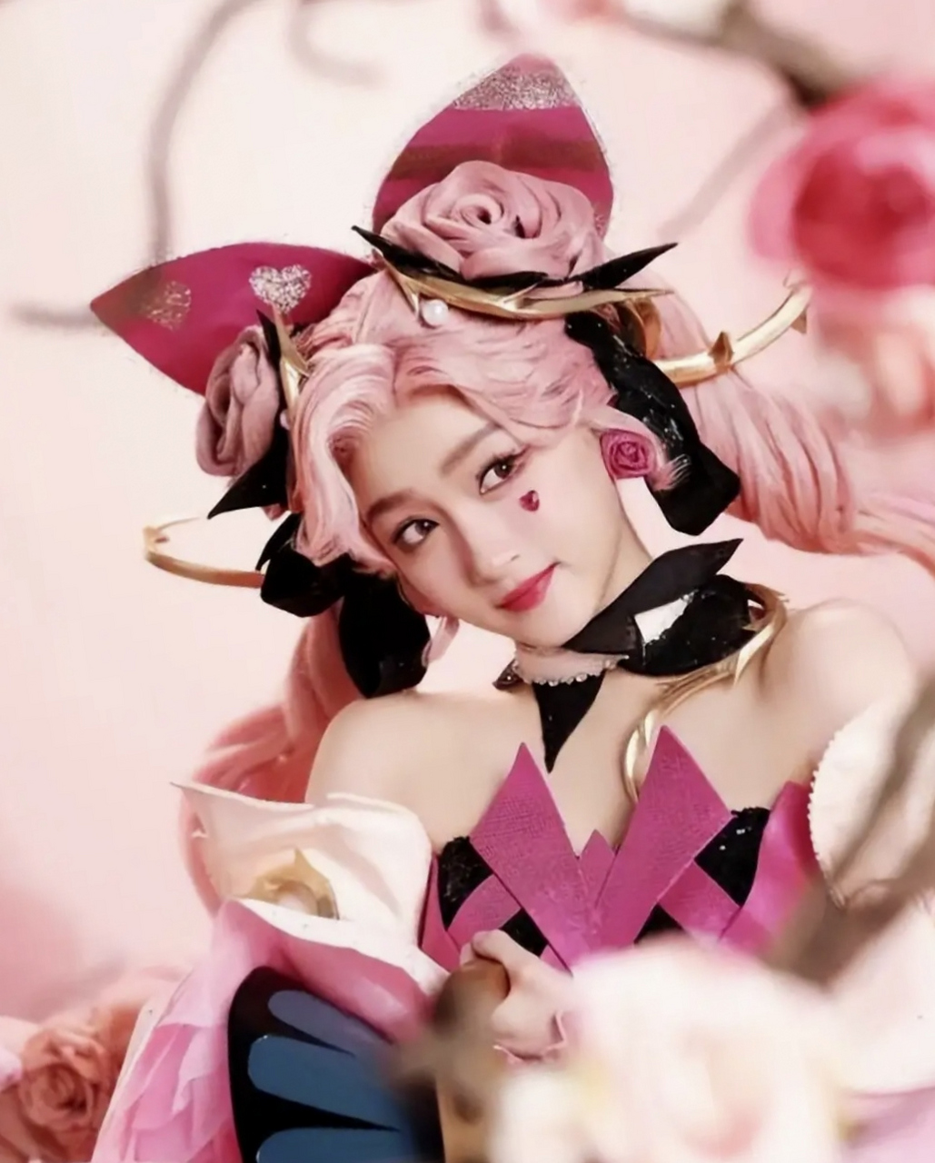 关晓彤cos孙尚香#  近日关晓彤在社交媒体分享了一组自己cos孙尚香的